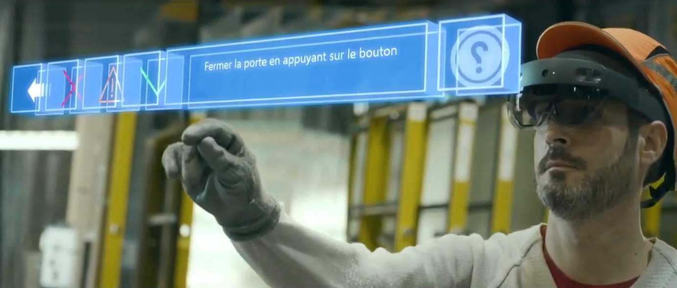 Opérateur avec un casque HoloLens 2 qui visualise un hologramme