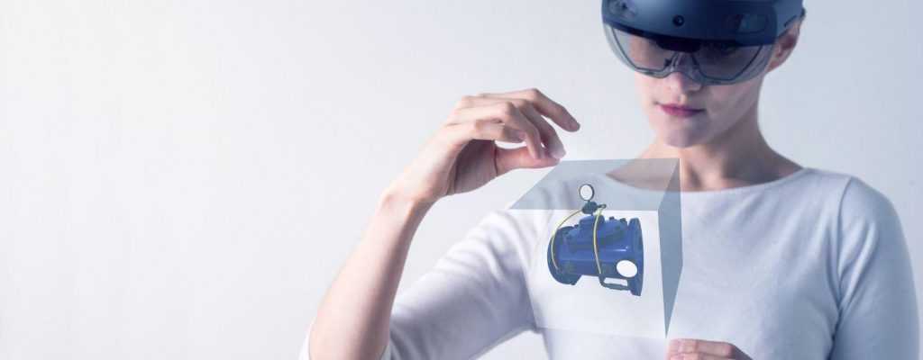 Femme avec un casque HoloLens 2 qui manipule un hologramme