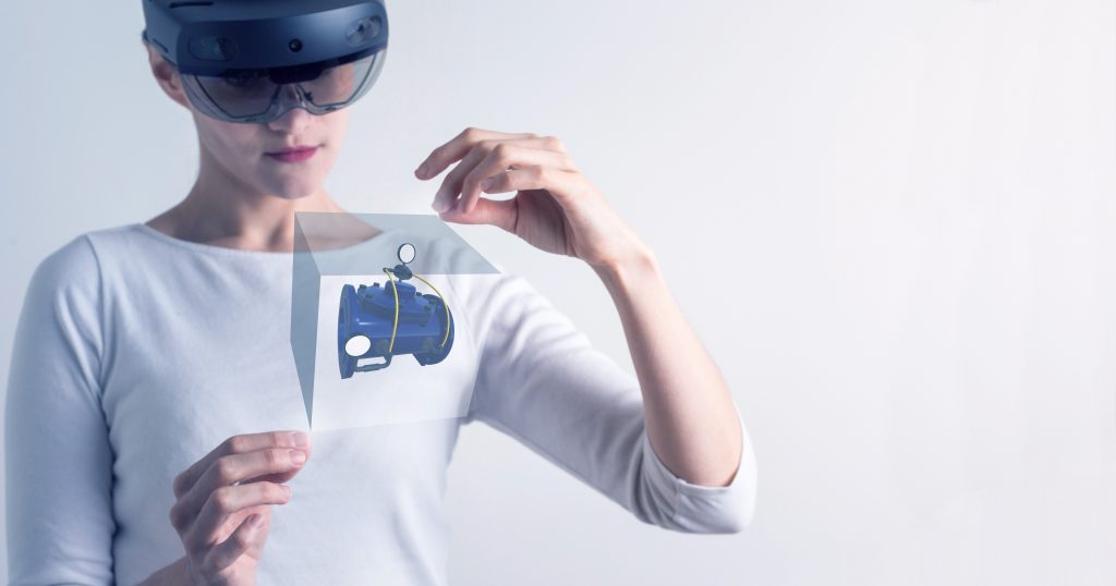 Femme avec un casque HoloLens 2 qui manipule un hologramme