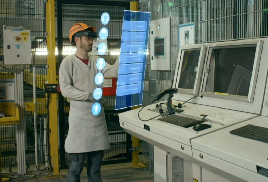 Opérateur avec un casque HoloLens 2 qui visualise un hologramme