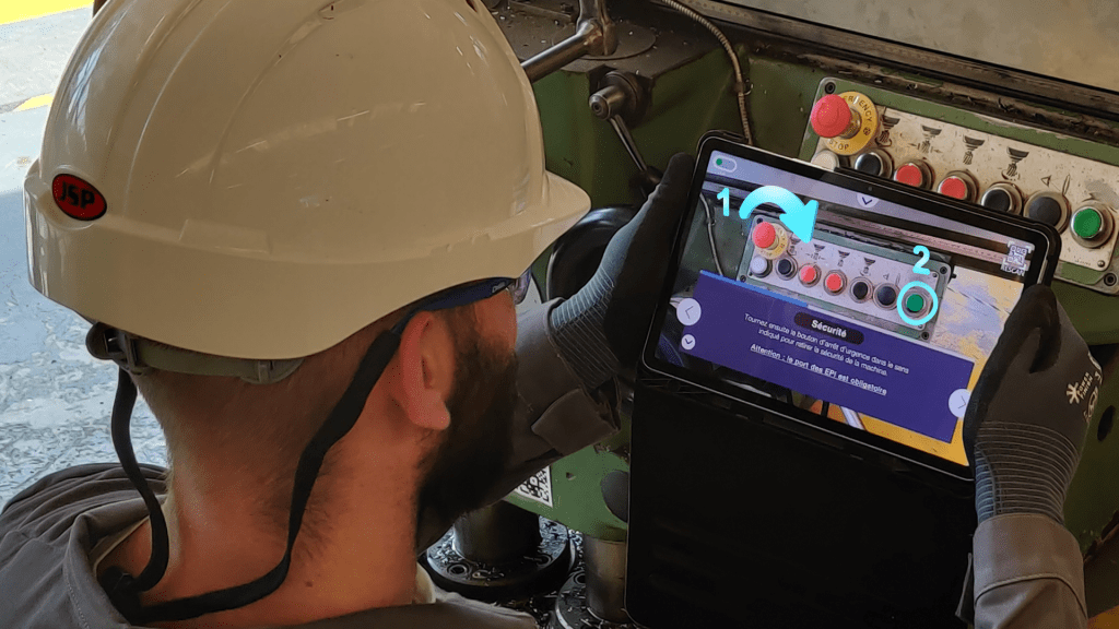 Opérateur devant une machine tenant une tablette qui utilise la réalité augmentée grâce à l'application dimeo