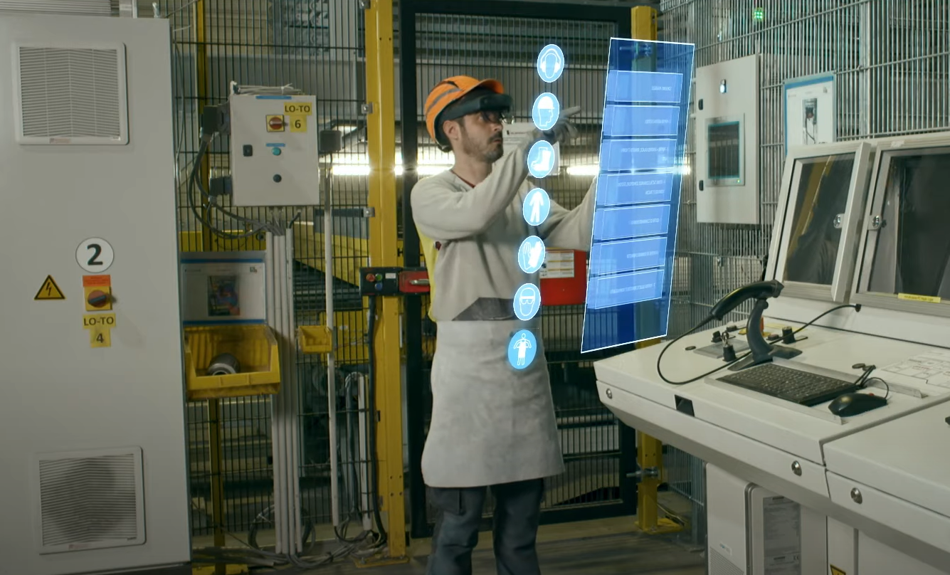 Opérateur avec un casque HoloLens 2 qui visualise un hologramme
