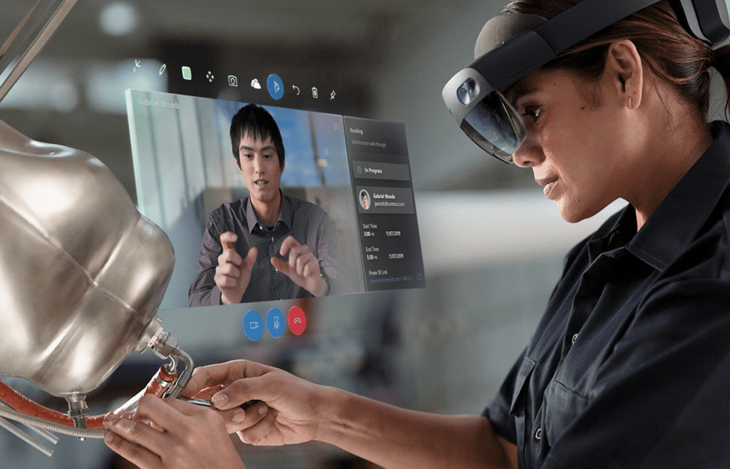 Opératrice avec un casque HoloLens 2 en appel avec un expert à distance grâce à Remote Assist sur HoloLens