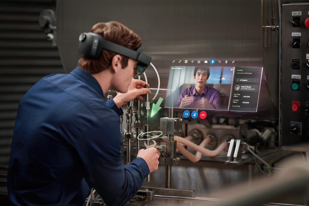 Opérateur avec un casque HoloLens 2 en appel avec un expert à distance grâce à Remote Assist sur HoloLens