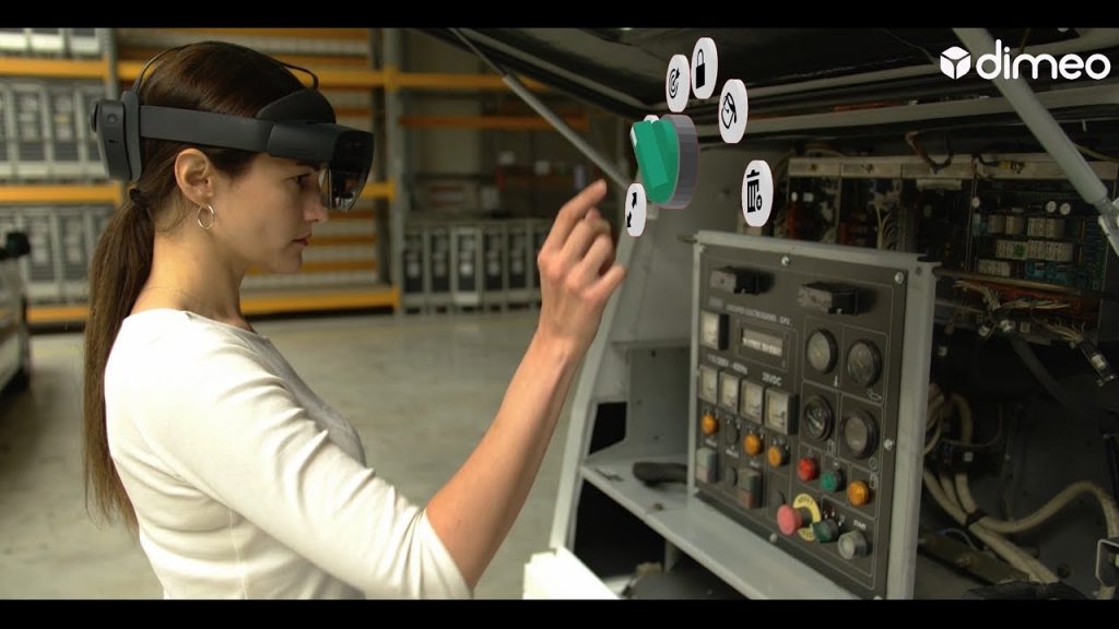 Opératrice avec un casque HoloLens 2 qui visualise un hologramme grâce à dimeo Player