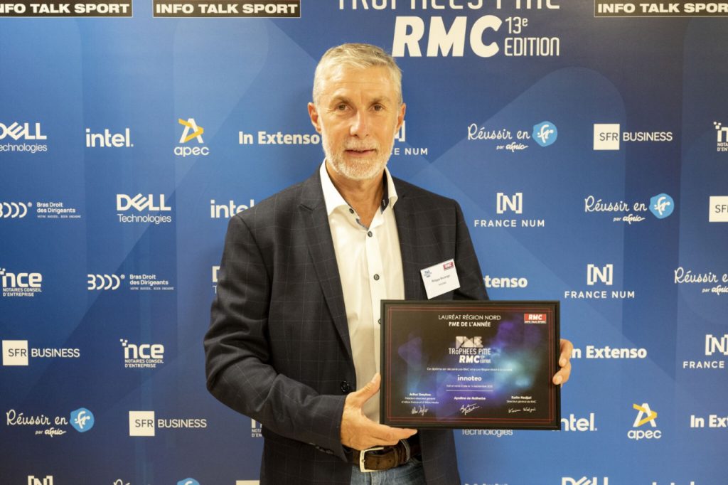 Philippe Boulanger tenant le prix PME de l'année pour innoteo à la 13e édition des Trophées PME RMC