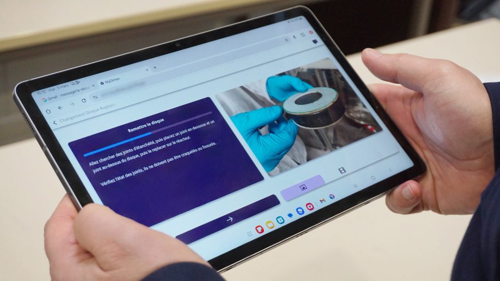 Tablette affichant une étape de Dimeo Player avec un texte, une image et une vidéo montrant comment changer un joint d'étanchéité.