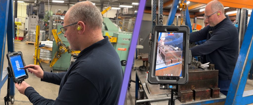 Une personne à gauche positionnant la tablette sur un trépied, et une personne à droite filmée par la tablette fixée sur le trépied.