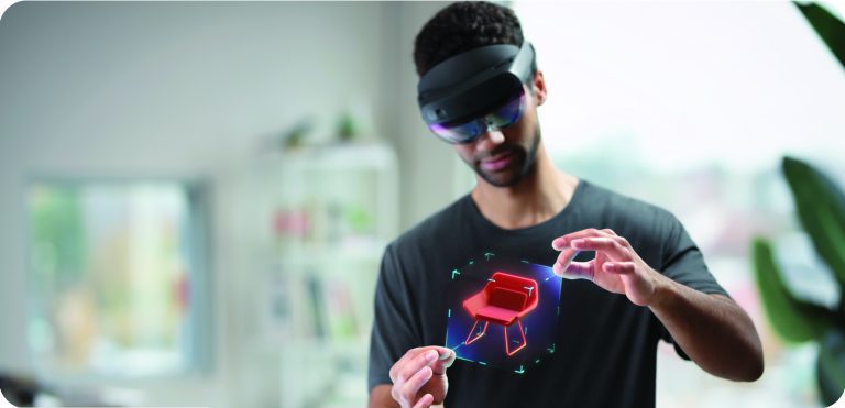 Une personne portant le casque HoloLens pour visualiser et éditer un hologramme en 3D avec ses mains