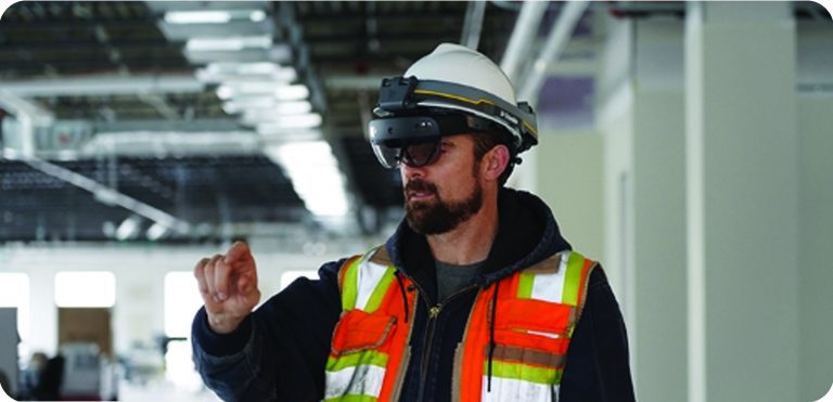Une personne portant le casque HoloLens intégré à un casque de chantier (EPI)