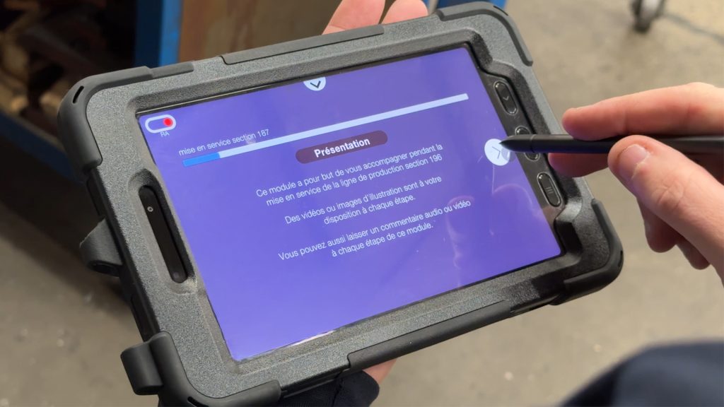 Une personne tenant une tablette dans sa main, affichant le contenu d'un module Dimeo.