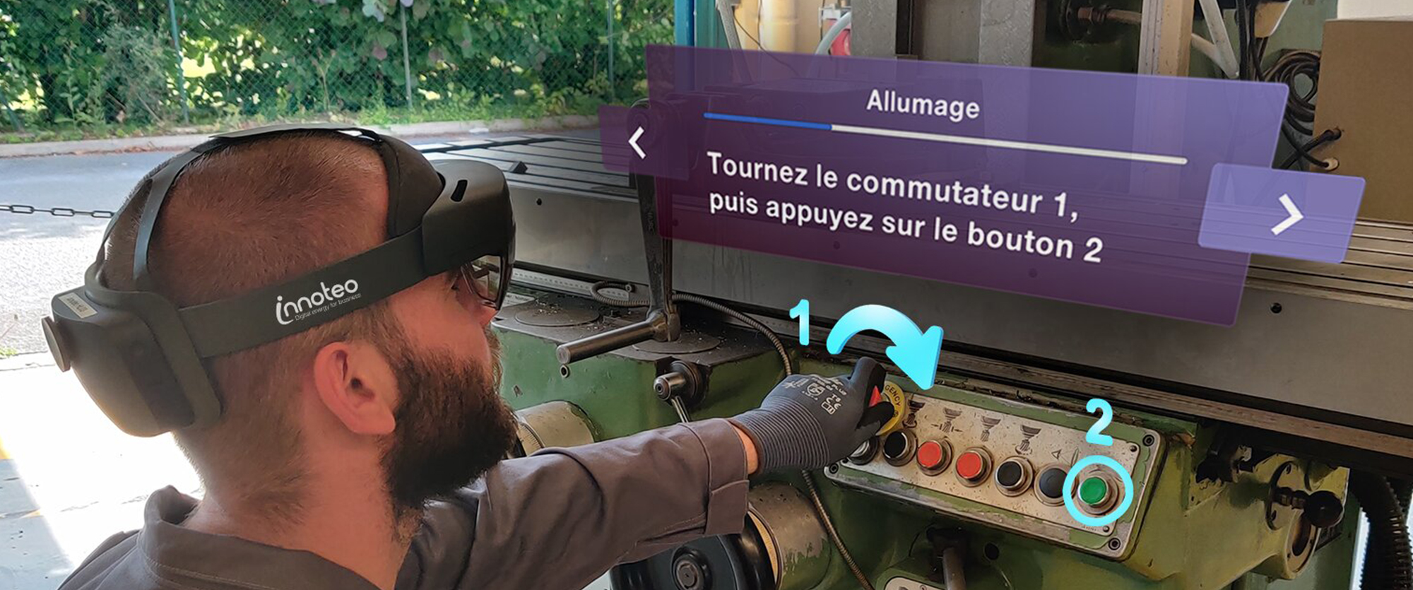 Opérateur équipé d'un HoloLens 2 se formant en autonomie grâce à la solution dimeo